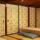 京唐紙使用の襖。2階の座敷席には伝統の「京唐紙」を使用しています。ぜひゆったりとお過ごしくださいませ。