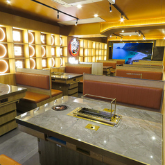 ゆったり広々ご利用できるテーブルソファー席。