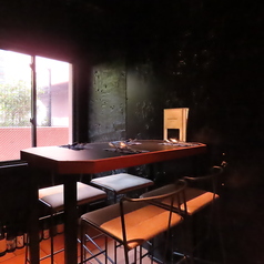 店内入って左手には4名様まででご利用できるハイテーブル席をご用意♪女子会や飲み会などの普段利用から、会食、誕生日などの大切な日での利用まで幅広い用途で使っていただけます。忙しさから解放される贅沢な時間をお酒と料理と共にお過ごしください。