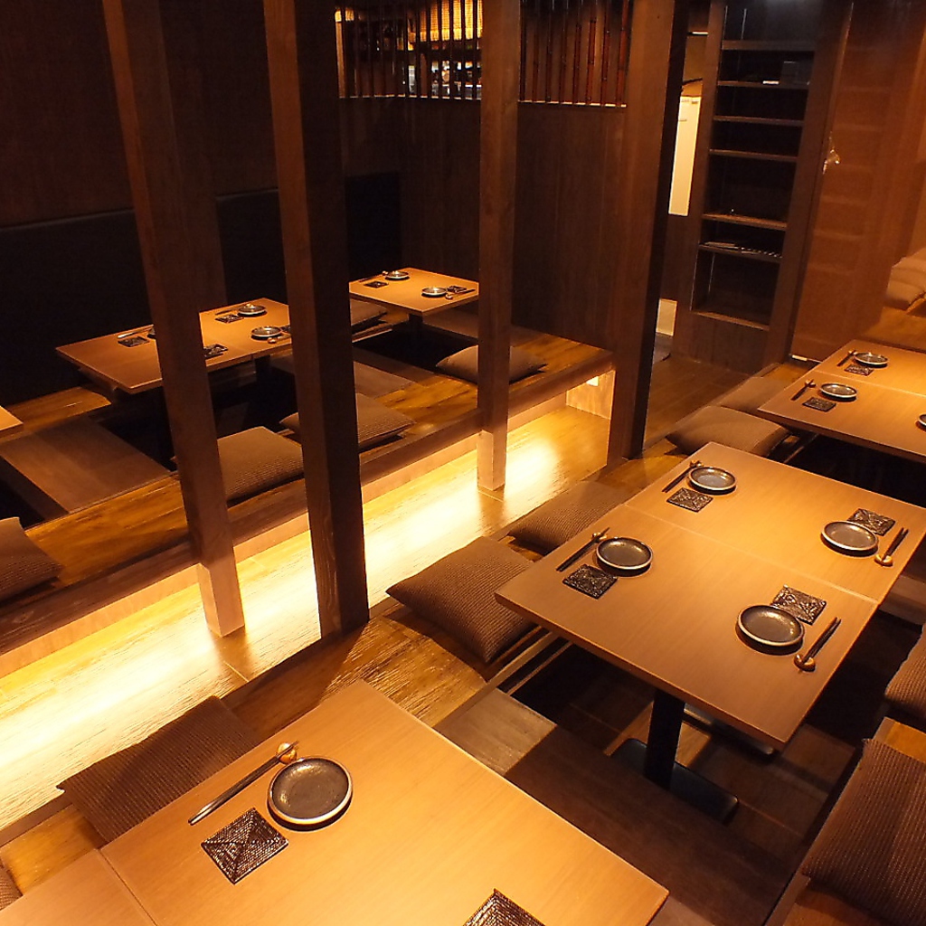 間接照明が落ち着いた雰囲気を醸し出す店内。最大35名様までの宴会が可能です！