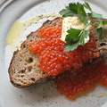 料理メニュー写真&nbsp;いくらと発酵バターのブルスケッタ