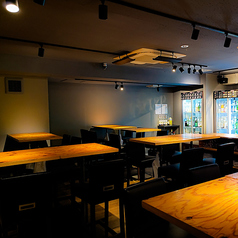 2～6名まで可変式で対応できるテーブル席をご用意。会社帰りの飲み会、推し会などにオススメです