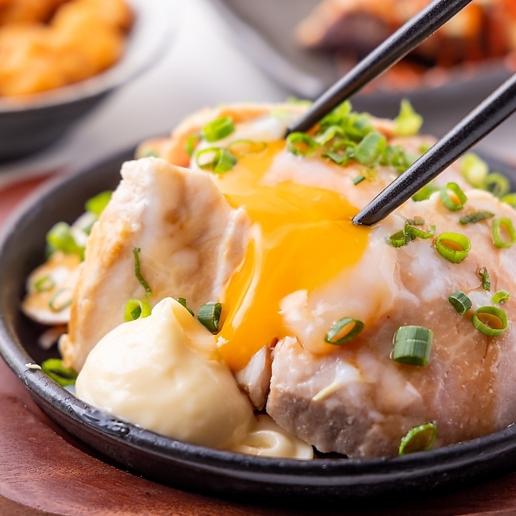リピーター続出！肉厚ジューシーな「名物チャーシューエッグ」は、お酒が進む均タロー自慢の逸品◎