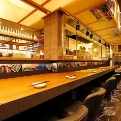 広めに作られたカウンター席。デートにオススメです！