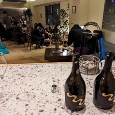 着席で最大18名迄ご利用いただけます。二次会やイベント時の際にはお気軽にお問い合わせください。※貸切は時間設定＆料金設定の想定8名未満→1時間1万9名以上は1人5,000円、飲み放題付き、3名につき1台シーシャ詳しくはお問い合わせください。