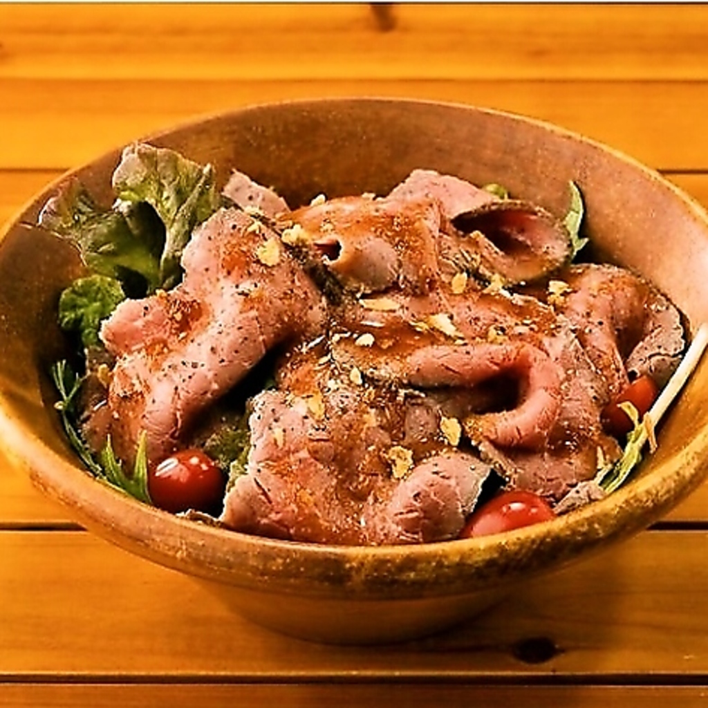 牛の旨味をしっかり味わいたいならローストビーフがおすすめ♪サラダやライスプレートでどうぞ★