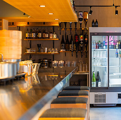 落ち着けるテーブル席やカウンター席がありますので、おひとり様も大歓迎です！