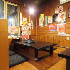 【店内お座敷席】小さなお子様連れのご家族や、ご年配の方との会食に嬉しい4名様用のお座敷席です。足を伸ばして心からリラックスできる空間で、周りを気にせず、ゆったりと焼肉とお食事、会話をお楽しみいただけます。