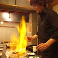 水晶焼きは、専門スタッフが目の前で調理。遠赤外線でじっくり中まで火を通した後は、プロが豪快なフランベで仕上げます。広島県産の肉の旨味をぎゅっと閉じ込めた水晶焼きをご堪能ください！