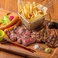 「肉の競演」　ラムチョップのグリル2本・カイノミステーキ・ソーセージを盛り合わせたボリューム満点の肉皿でです！