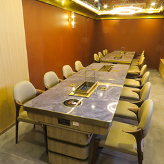 16～20人以上でもご利用できる個室１部屋あり。カラオケ付き（カラオケ使用料無）但し、個室使用料として3000円いただきます。