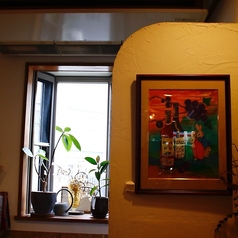 壁にはお洒落な画家さんの絵が飾られてシックな雰囲気。