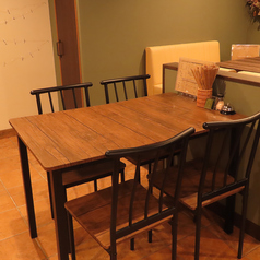 テーブル席は、4名様用と2名様用のご用意がございます。