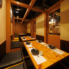 ［12～14名様］温かみのある木の質感と、洗練された和の設えが調和する個室空間。欄間越しに柔らかな灯りが差し込み程よく仕切られた空間は、プライベート感と開放感を兼ね備えたこだわりの空間です。