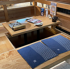 足元がゆったり座れるお席をご用意しています。木の温もりに包まれた和の空間で、落ち着いたひとときを過ごせます。ランチ、ディナー、ご宴会等、幅広いシーンでご利用いただけます。コース料理や飲み放題付プランもあります。美味しい九州料理を堪能しながら、楽しい時間をお過ごしください。