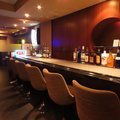 カウンター席は6席ございますので、お一人様も大歓迎です！店主と楽しくおしゃべりしながらお料理やドリンクをご堪能いただけます♪ワイワイしている楽しい雰囲気をぜひお楽しみください！単品ドリンクの方は550円チャージ頂いております。