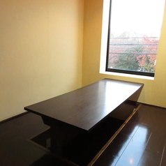 個室は数卓ご用意しております！団体様で20名以上も受付可能でございます！