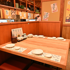 〈1階席〉ゆっくりとお食事をお楽しみいただける4人掛けのテーブル席は、ご家族やご友人とのお食事や各種ご宴会に。本格的な寿司と逸品を気軽にお楽しみいただけます。