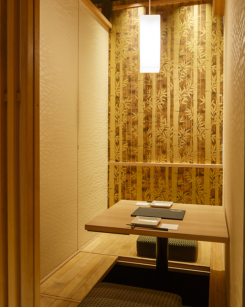 上質な空間の完全個室は2名様からご利用が可能ですので博多でのご接待やご会食に最適です。