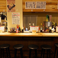 オープンキッチンスタイルで、料理の作成過程を間近に楽しむことができます。木の温もりを感じながら、シンプルでありながらもスタイリッシュなデザインが魅力です。一人でも気軽に立ち寄れるこの席は、アットホームな雰囲気を提供し、カウンター越しにスタッフとの会話を楽しむことができます。