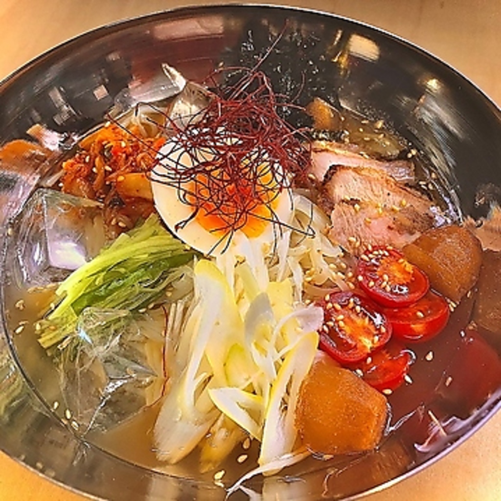 〆の料理に「冷麺」はいかが？たっぷりの具と麺、スープが絶妙に絡み口当たりさっぱり！梅しそ味も◎