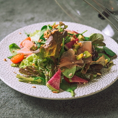 生ハムとアボカドの燻製サラダ