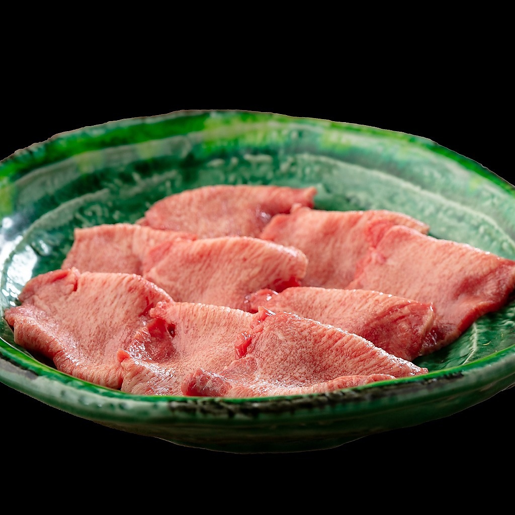 仕入からご提供まで一度も冷凍していない生牛タンを店内手切りでご提供