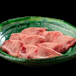 仕入からご提供まで一度も冷凍していない生牛タンを店内手切りでご提供