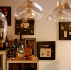 壁にはお洒落な画家さんの絵が飾られてシックな雰囲気。