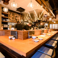 目の前で調理される料理を眺めながら、職人の技を感じる贅沢なひとときをお楽しみいただけます。パチパチと爆ぜる炭火を眺め、臨場感あふれる空間で新鮮な食材を使った美味しい料理や香ばしい原始焼きを味わいながら、リラックスした時間を過ごせます。お一人様でも気軽にご利用いただけますので、ぜひお立ち寄りください!