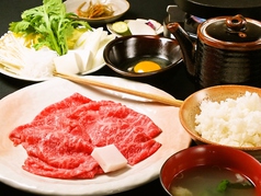 【ランチ　近江牛すき焼き御膳】　〜すき焼き鍋・ご飯・みそ汁・卵・香物・小鉢・コーヒー付〜の写真