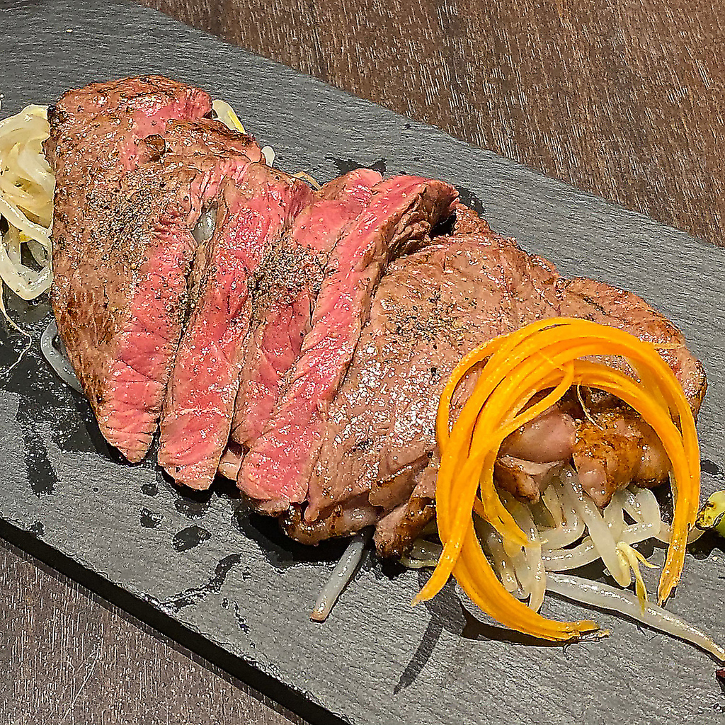 当店自慢のお肉料理の数々をランチでもお楽しみいただけます☆写真は『絶品！栃木和牛ステーキ』