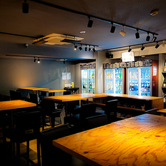 各テーブルからお酒の冷蔵庫が近く、次に飲みたいお酒を考えながら様々なお酒に挑戦できます