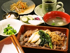 【ランチ　近江牛すき焼き重】　〜お重・みそ汁・香物・小鉢・コーヒー付〜の写真