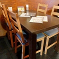 【2Fのテーブル席】テーブルを繋げたレイアウトも可能。