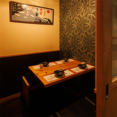 ［3～4名様］温もりを感じる無垢材のテーブルと、雅やかな和柄の壁紙が醸し出す、趣深い個室空間。落ち着いた雰囲気の中でゆったりとしたひとときをお過ごし頂けます。席のみ予約も承っております。