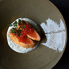 サーモンレアかつ　親子いくら添え