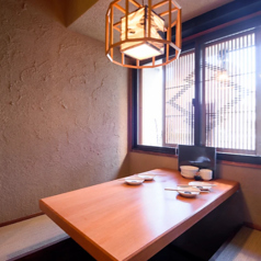 4名様掛けのお席は、女子会、ママ会にもピッタリ◎温かみのある落ち着いた雰囲気の中、楽しい会話で盛り上がりながらお食事をお召し上がりいただけます。原始焼きの香ばしい香りと共に、心温まるひとときをお楽しみください!広々としたスペースですのでゆったりとお過ごしいただけます♪皆様のご来店をお待ちしております