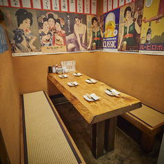 ▼テーブル。広々として開放感のあるテーブル席は、気軽な飲み会やご友人同士でのお食事にピッタリ！温かな照明とゆったりとした配置で、会話を楽しみながら博多料理を堪能できます。会社帰りの仲間との飲み会、女子会、気の置けない友人との語らいなど、様々な用途に対応します。