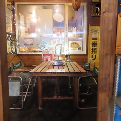 【ガーデンテーブル席】開放感あふれる屋外でありながら、急な雨や強い日差しも安心の屋根付きテラス席です。4名様から6名様までゆったり座れ、BBQ気分でワイワイ楽しめます。心地よい風と絶品焼肉をご満喫ください。