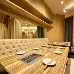 店内端にある壁際のお席です。片側がソファとなっております。中央にあるお席のカラフルな雰囲気とは異なり、白を基調とした空間です。【銀座 焼肉 黒毛和牛 A5ランク 松阪牛 一頭買い 食べ比べ 個室 完全個室 コスパ 宴会 女子会 接待 歓送迎会 誕生日 記念日 ランチ】