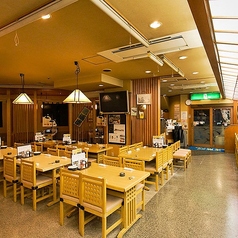 テーブル席(~42名様)。広々としたテーブル席には、最大42名様までご着席が可能です。カジュアルな雰囲気は、気軽に立ち寄りやすいため、お仕事帰りのお食事や飲み会、日常使いにもどうぞ。