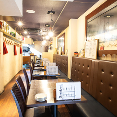 カジュアルな雰囲気の中でお食事を楽しむことができます。友人や家族との食事など、さまざまなシーンに最適です。