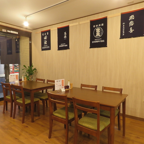 菜彩鶏の焼鳥と地酒が楽しめる鶏料理専門店。カウンターとテーブル席がございます。