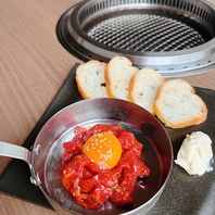 当店の大人気メニュー！和牛炙りユッケ♪