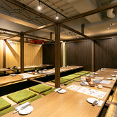 《三島駅スグの全席個室居酒屋》木を基調とした雰囲気抜群の店内には2名様～最大144名様迄利用可能の”扉付完全個室”を完備しています。少人数から大人数までご案内可能なので、シーンに限らず幅広くご利用いただけます。駅近なので集合・解散にも便利！三島駅エリアでの各種宴会に是非ご利用ください。