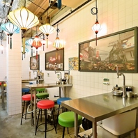 台湾提灯と白タイルで本場の雰囲気を演出♪