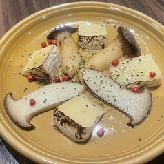 エリンギとカマンベールチーズの炙り焼き
