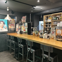 店主との会話も楽しめるカウンター席。5席