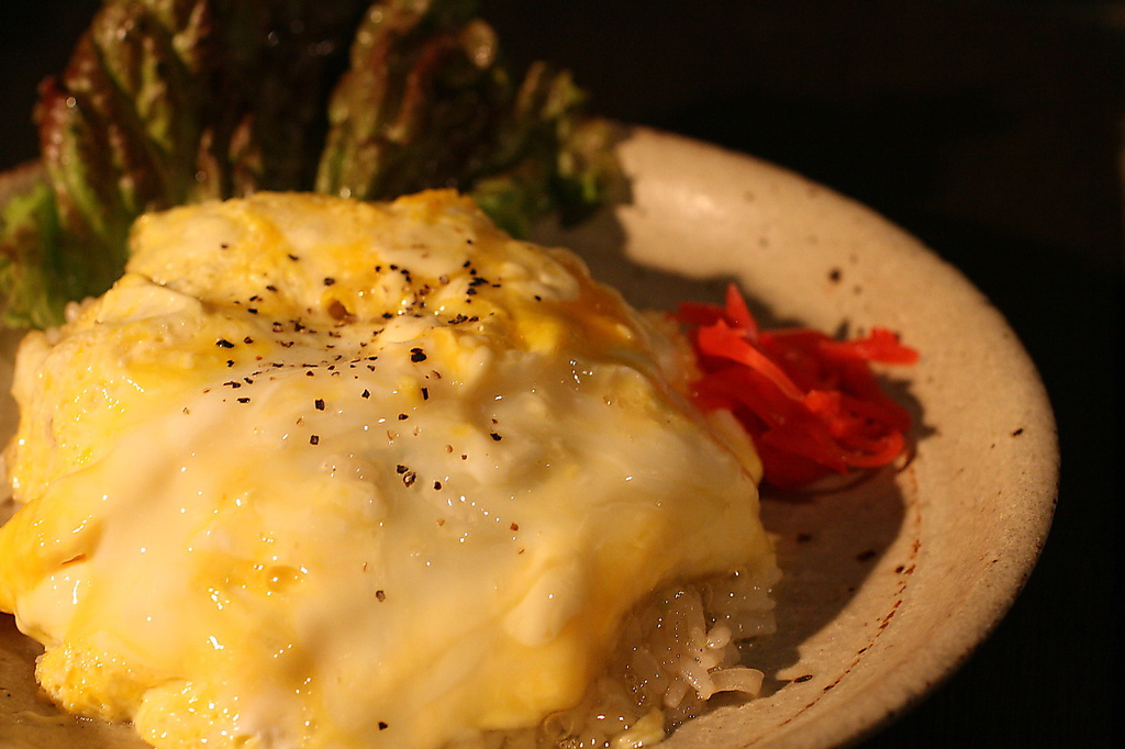 半熟卵のガーリックチャーハンは創業当時から人気です。